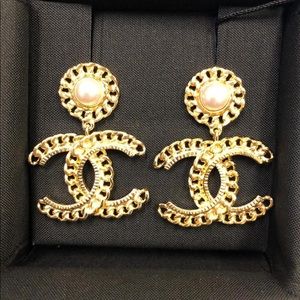 Chanel 21p chain and pearl earring